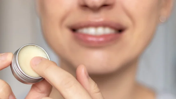 Βαζελίνη vs Aquaphor: Η διαφορά τους και ποιο να επιλέξετε