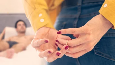 "Γκρίζες απιστίες": Γιατί οι γυναίκες απατούν περισσότερο μετά τα 55;