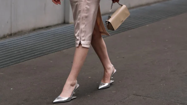 Με αυτήν τη σικάτη φούστα θα φορέσεις όλα τα πουλόβερ του φθινοπώρου