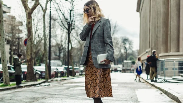 Κάν' το όπως οι Γαλλίδες! Πώς θα φορέσεις την slip σατέν φούστα σου το φθινόπωρο