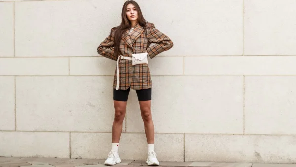 Το κόλπο των μοντέλων για να φαίνονται πιο μακριά τα πόδια τους με αθλητικά