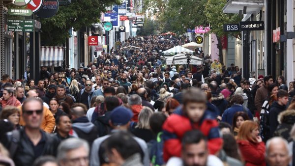 Πλήθος κόσμου περπατά στον εμπορικό δρόμο της Ερμού