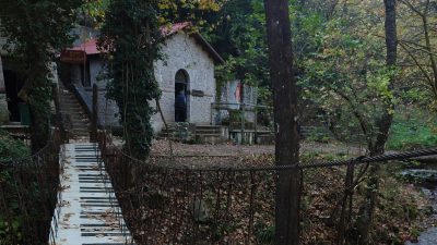 Εκκλησία και γέφυρα στο χωριό της Παύλιανης