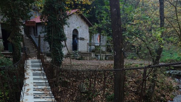 Εκκλησία και γέφυρα στο χωριό της Παύλιανης