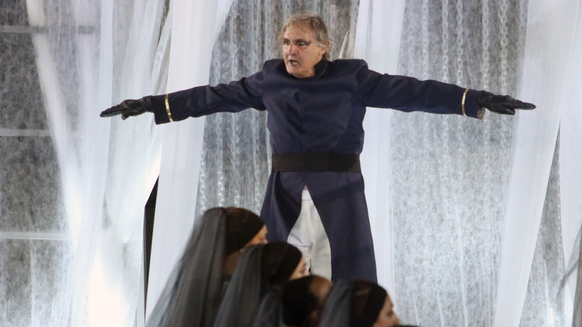 Συγκινεί ο Άκης Σακελλαρίου - Ανέβηκε στη σκηνή με αμαξίδιο και καταχειροκροτήθηκε