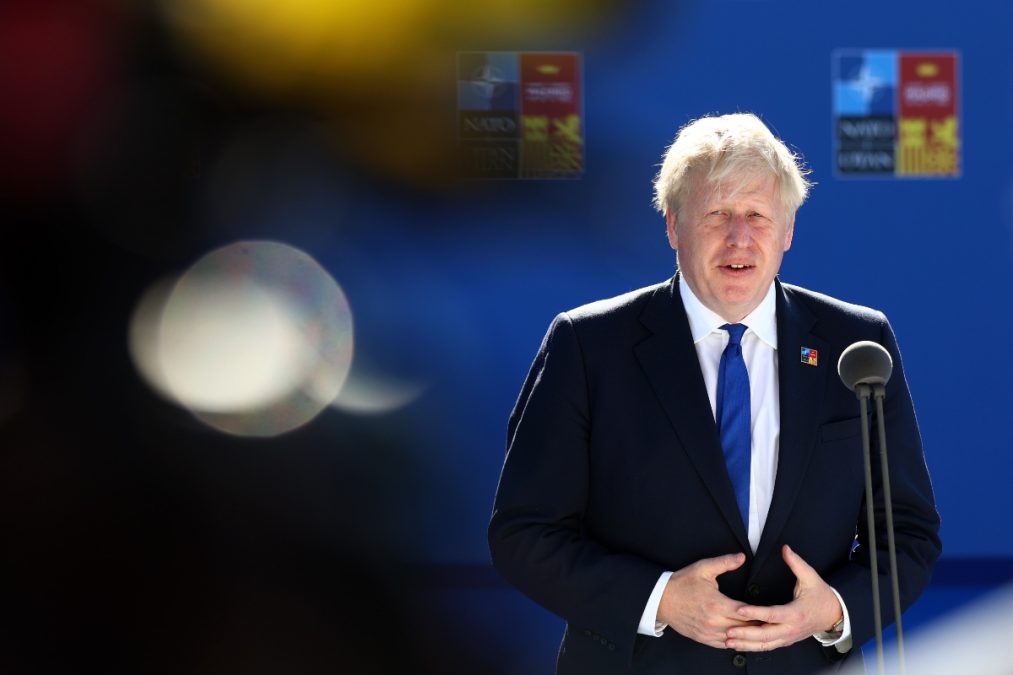 Ο Μπόρις Τζόνσον σε μπλε φόντο