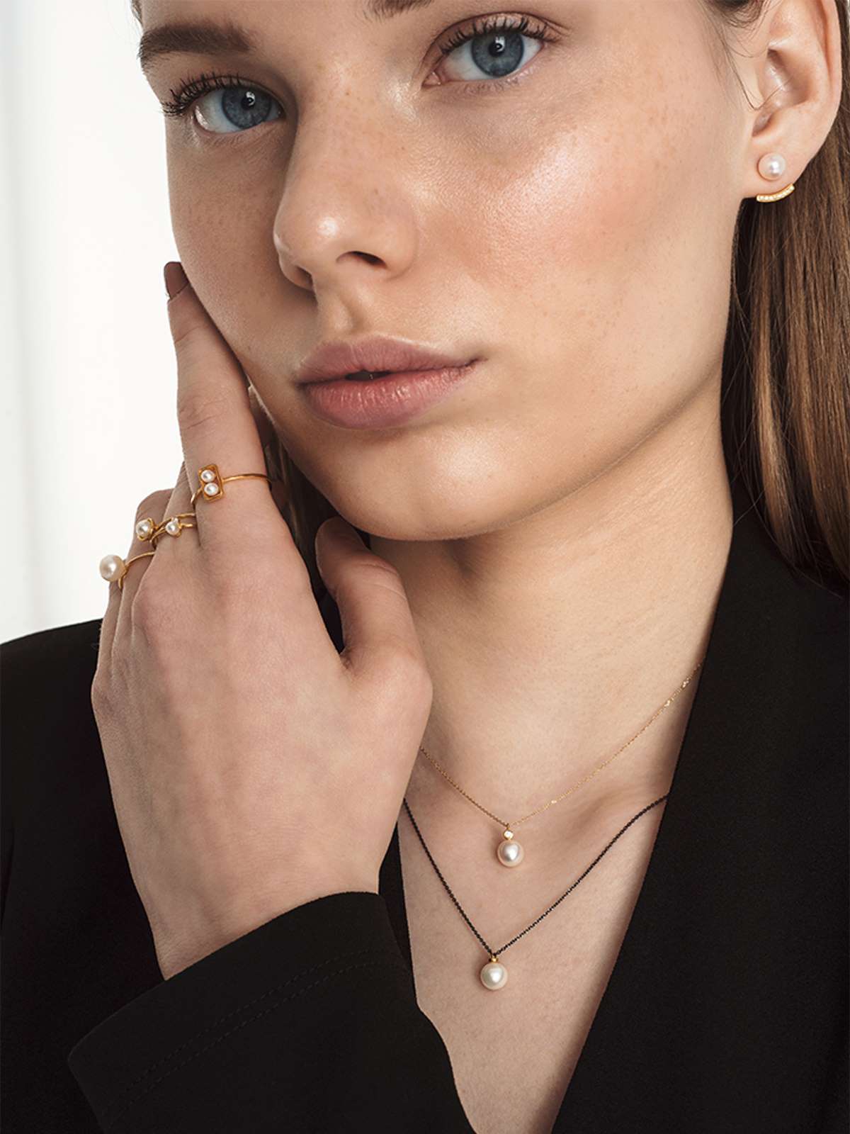 κοπέλα φοράει κοσμήματα 2024 krinaki.gr