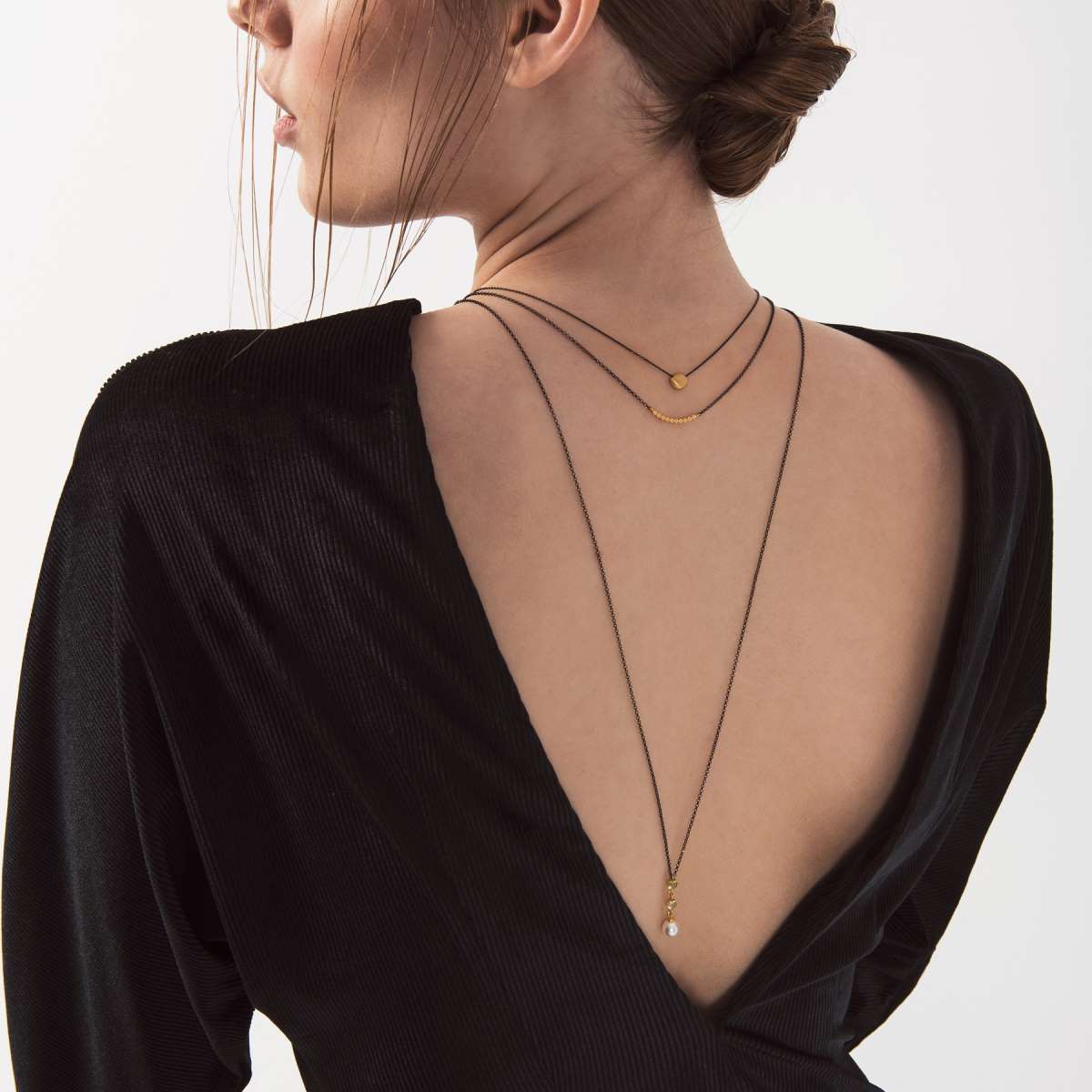 κοπέλα με μενταγιόν krinaki.gr