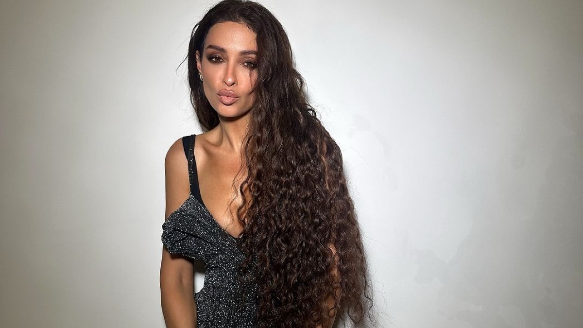 Η Ελένη Φουρέιρα σε λευκό φόντο