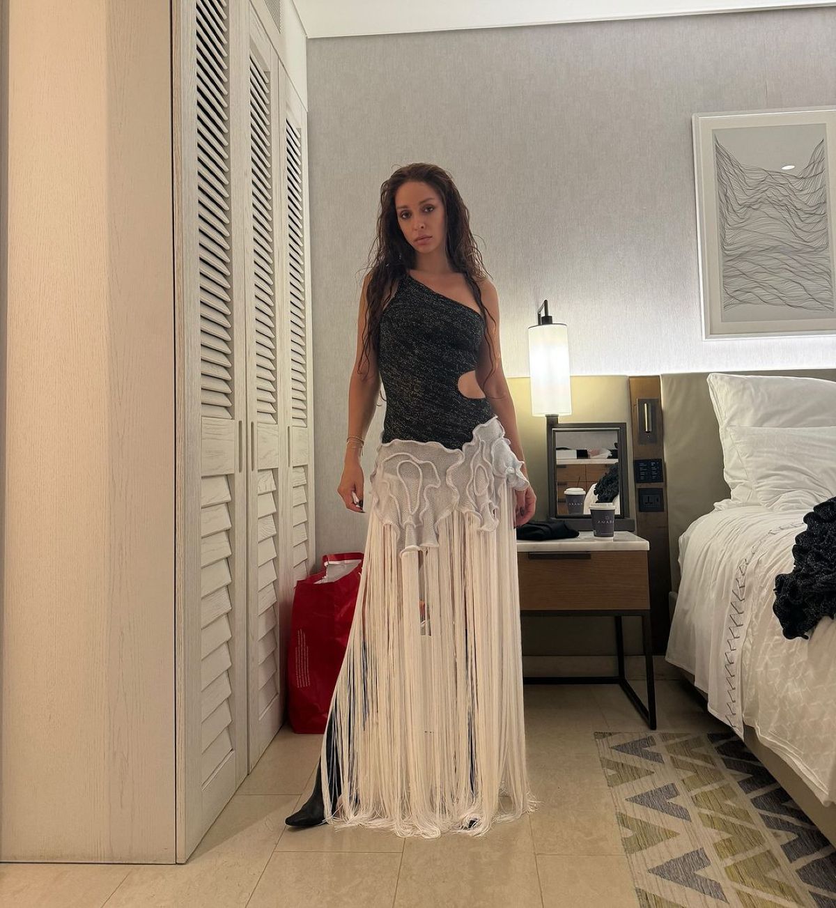 Η Ελένη Φουρέιρα στο δωμάτιο του ξενοδοχείου