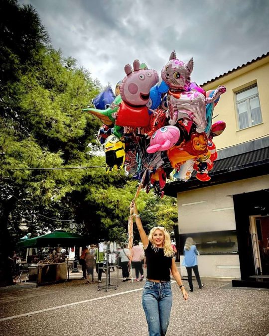 Η Ελένη Μενεγάκη με μπαλόνια στην Κηφισιά