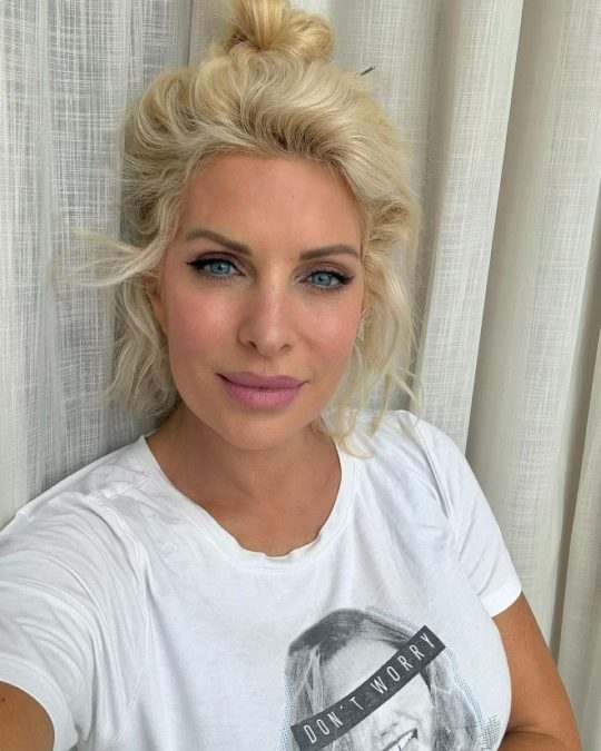 Ελένη Μενεγάκη – Η αποχή από την τηλεόραση της κάνει καλό: Ποζάρει πιο χαλαρή από ποτέ!