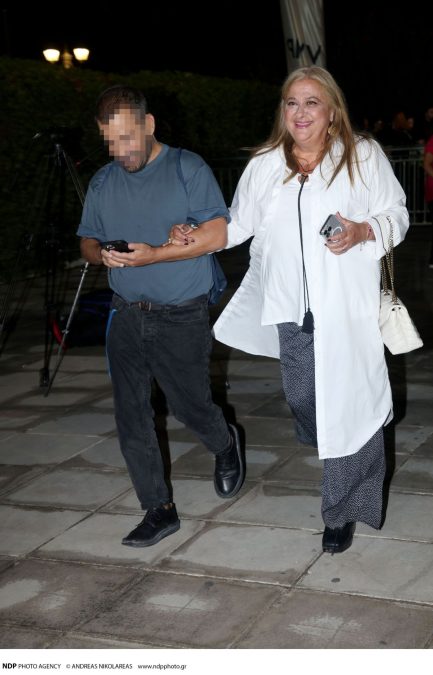 Η Ελισάβετ Κωνσταντινίδου στο Καλλιμάρμαρο με τον συνοδό της