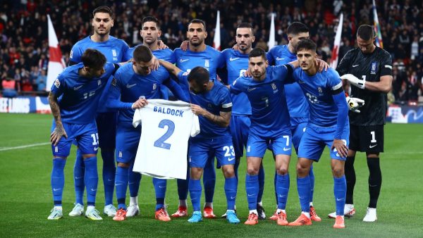 Τζορτζ Μπάλντοκ: Μαύρα περιβραχιόνια φόρεσαν οι παίκτες της Ελλάδας και της Αγγλίας