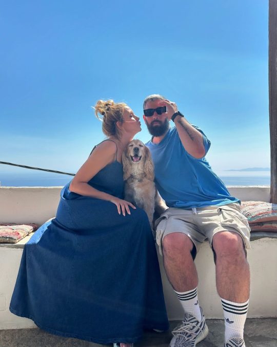 Η Φωτεινή Πετρογιάννη και ο Μιχάλης Ρουμπής με τον σκύλο τους