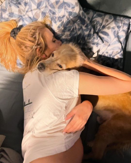 Η Φωτεινή Πετρογιάννη με τον σκύλο της