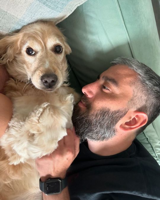 Ο Μιχάλης Ρουμπής με τον σκύλο της Φωτεινής Πετρογιάννη