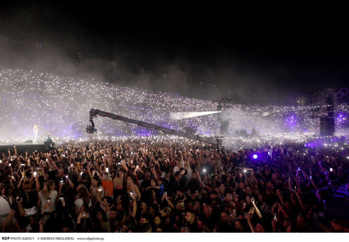 Φωτογραφία από τον κόσμο στην συναυλία της Άννας Βόσση