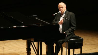 Μίμης Πλέσσας: Ολόκληρη η Ελλάδα τον αποχαιρετά με πόνο - Δείτε φωτογραφίες και βίντεο