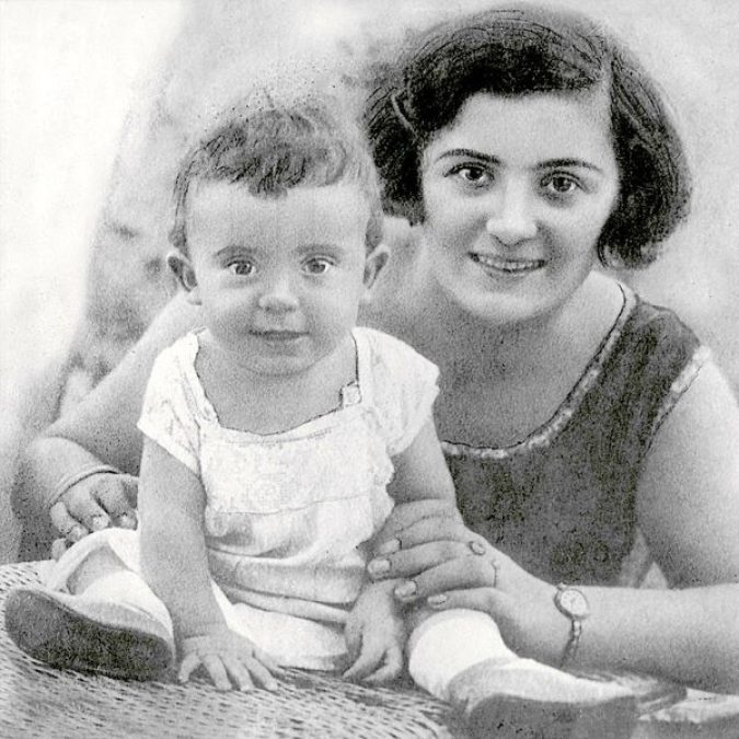 Ο Μίμης Πλέσσας σε ηλικία ενός έτους στην αγκαλιά της μητέρας του