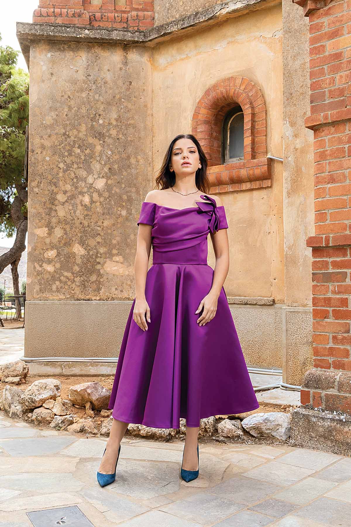 Η Μαρίλια Μητρούση με μωβ φόρεμα