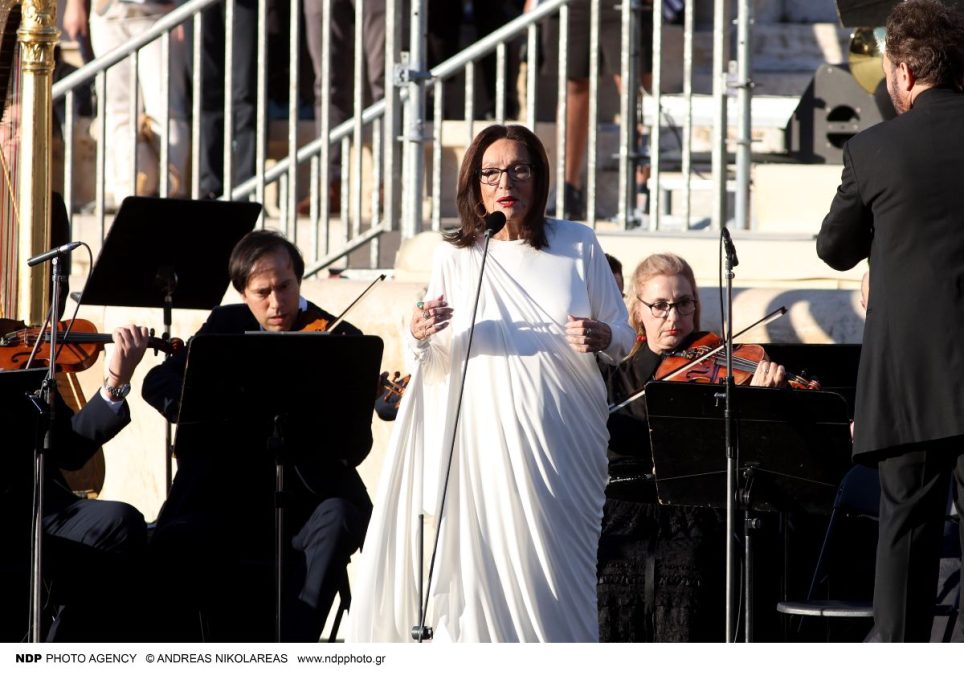 Η Νάνα Μούσχουρη με λευκό φόρεμα στη σκηνή