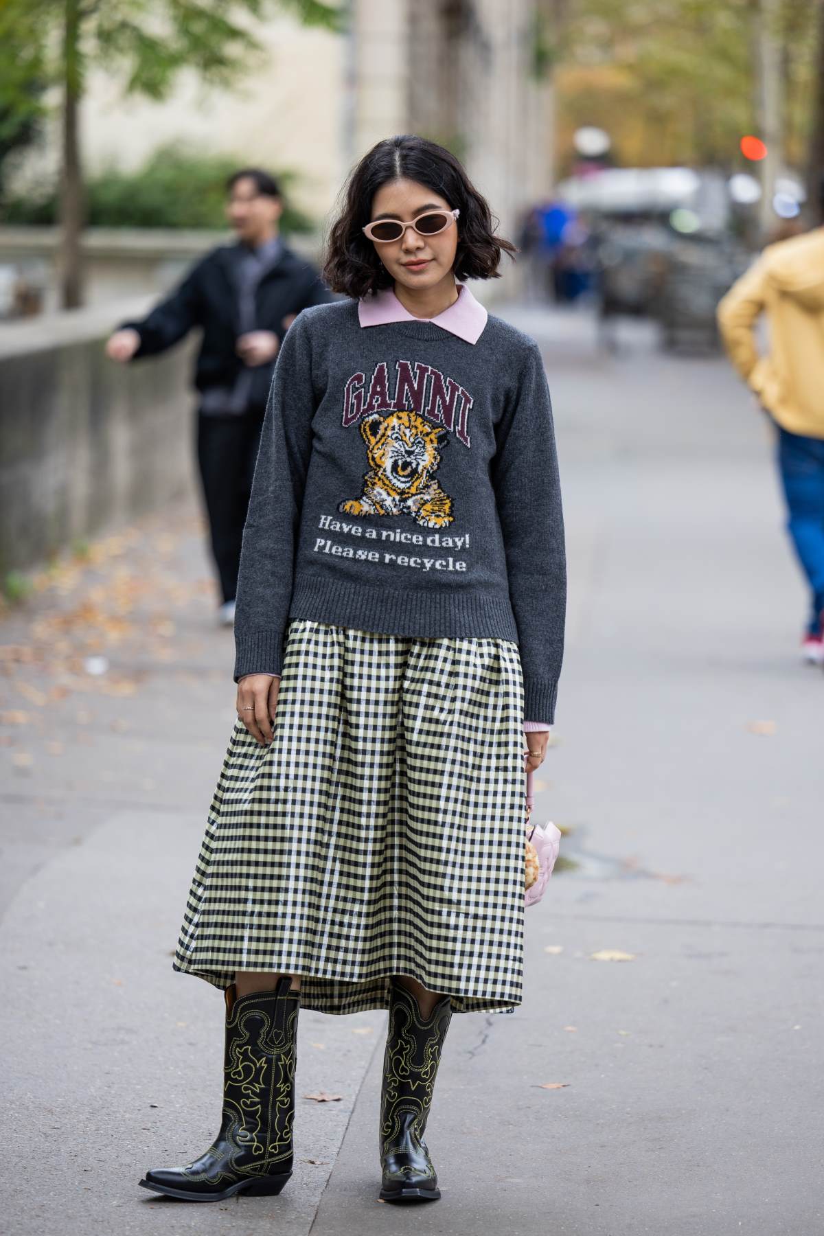 κοπέλα στον δρόμο με καρό φούστα και φούτερ