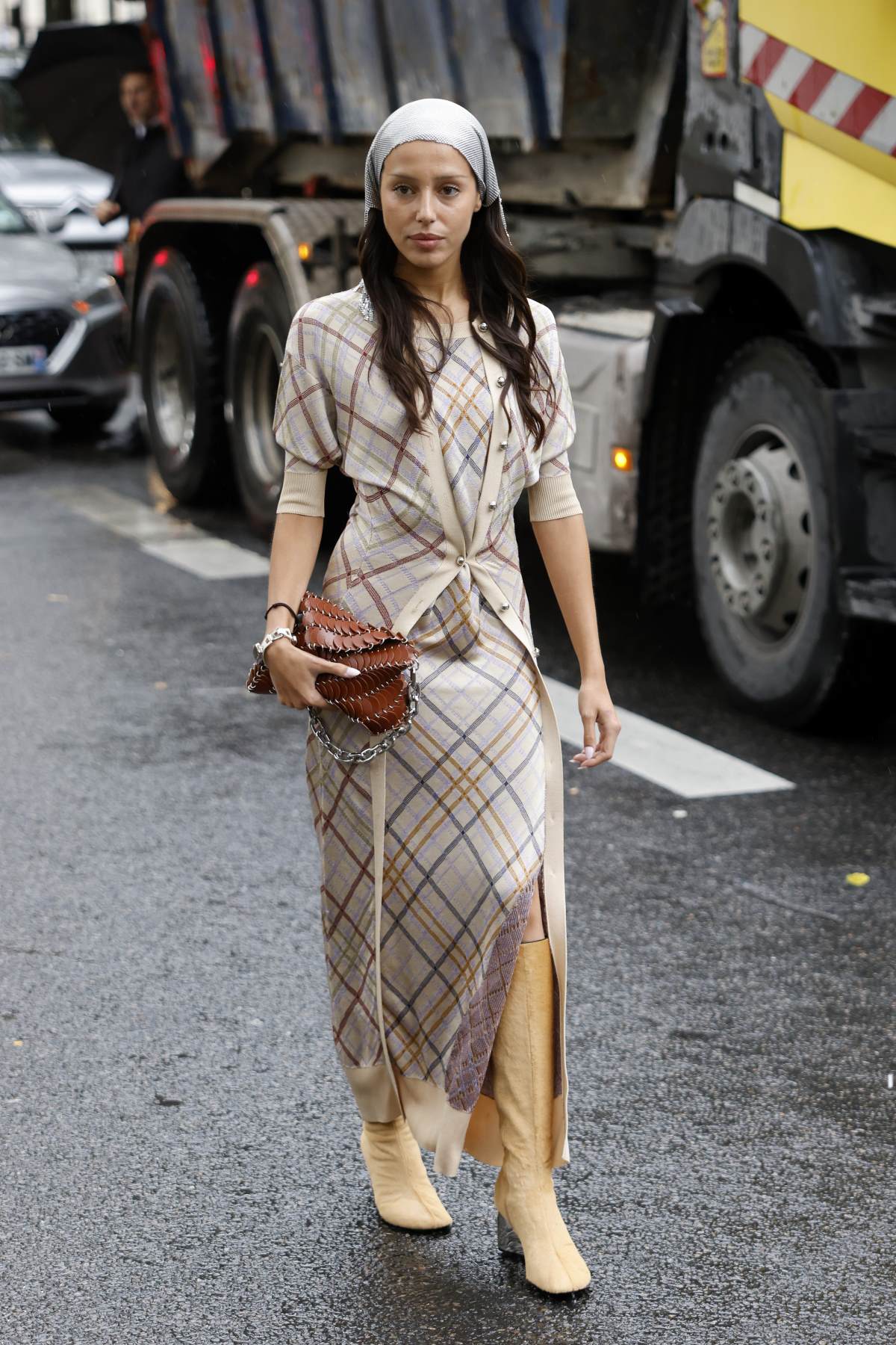 κοπέλα με καρό σύνολο και μαντίλι στα μαλλιά