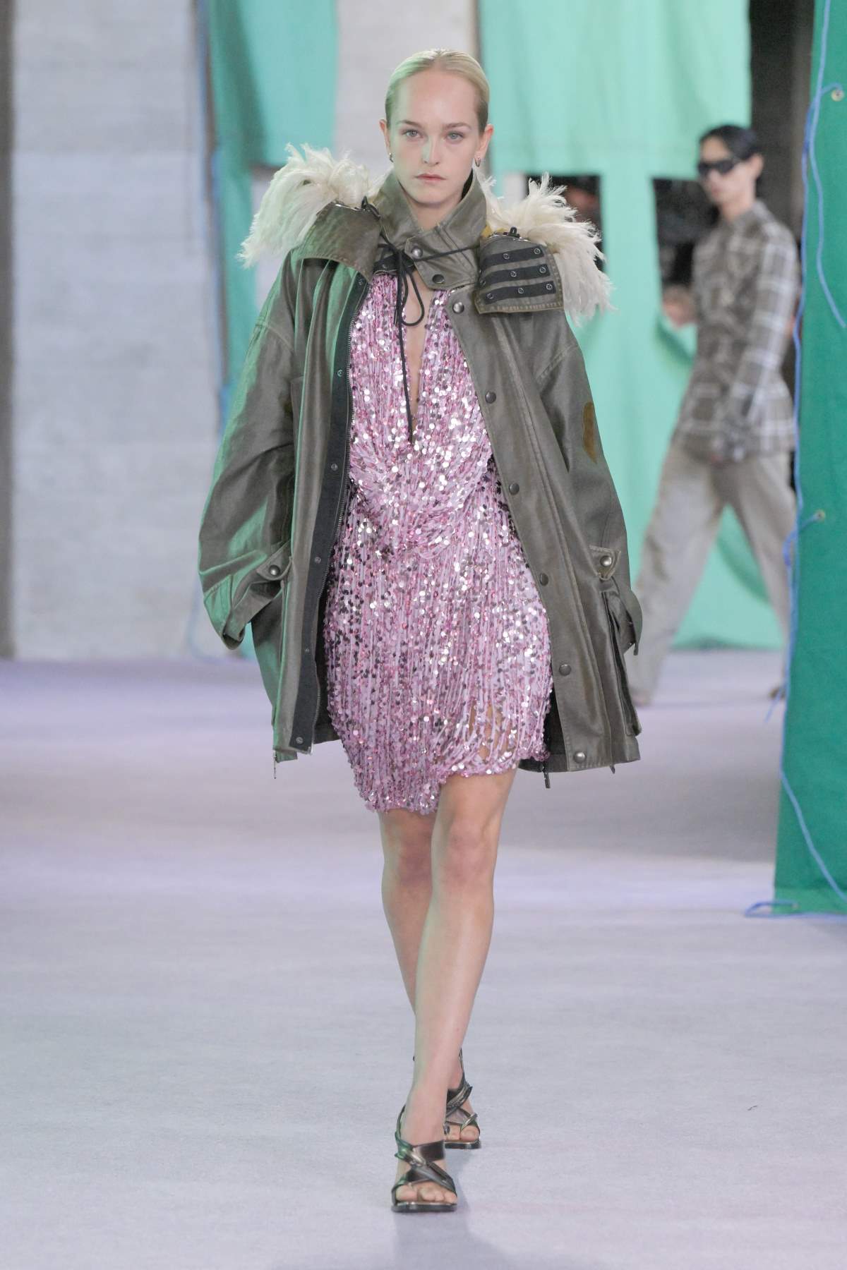 παρκά με φόρεμα παγέτες σε σόου Burberry