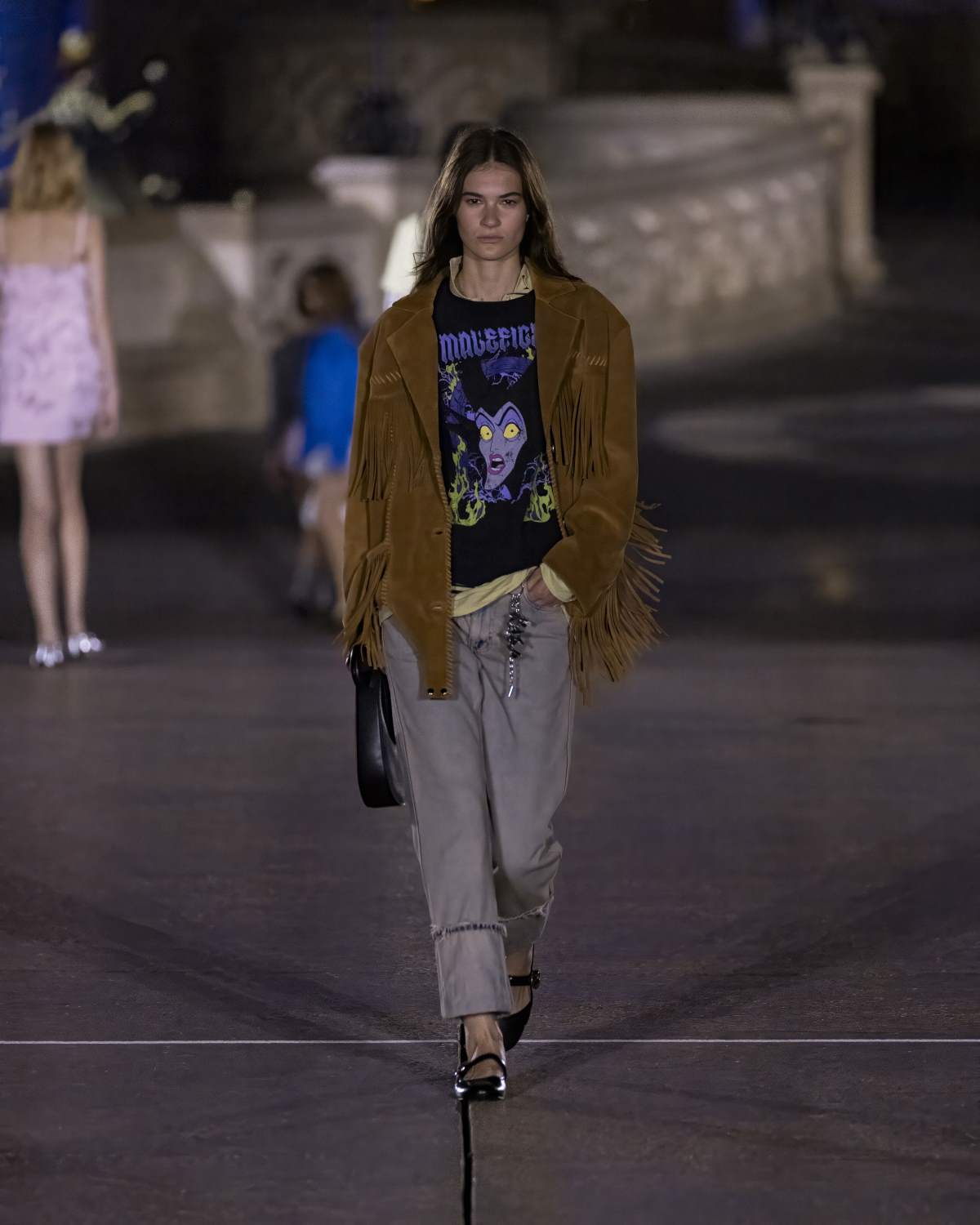 μοντέλο σόου Coperni με τζιν και αξεσουάρ