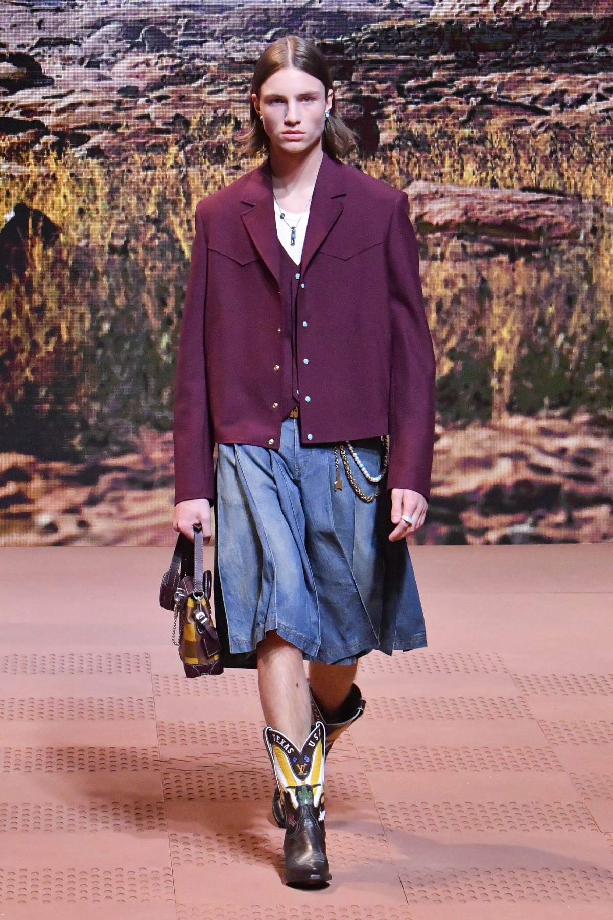 μοντέλο με total look και αξεσουάρ louis vuitton