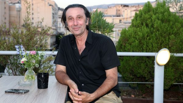 Ρένος Χαραλαμπίδης – Αυτό είναι το πατρικό του σπίτι: «Το έφτιαξαν οι γονείς μου, ενώ ήταν στο Σπήλαιο»