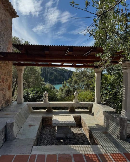 H Σία Κοσιώνη απαθανατίζει σπίτια στην Καρδαμύλη