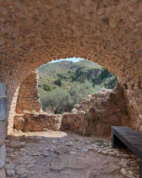 H Σία Κοσιώνη απαθανατίζει γέφυρα στην Καρδαμύλη