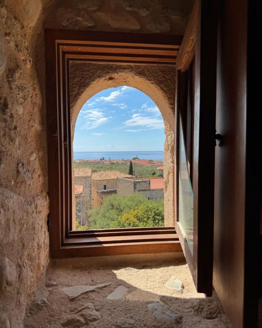 H Σία Κοσιώνη απαθανατίζει σπίτια στην Καρδαμύλη