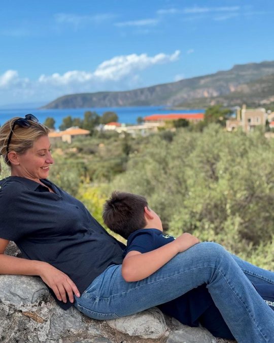 Σία Κοσιώνη: Στιγμές ευτυχίας στην Καρδαμύλη με τον Κώστα Μπακογιάννη και τον γιο τους, Δήμο