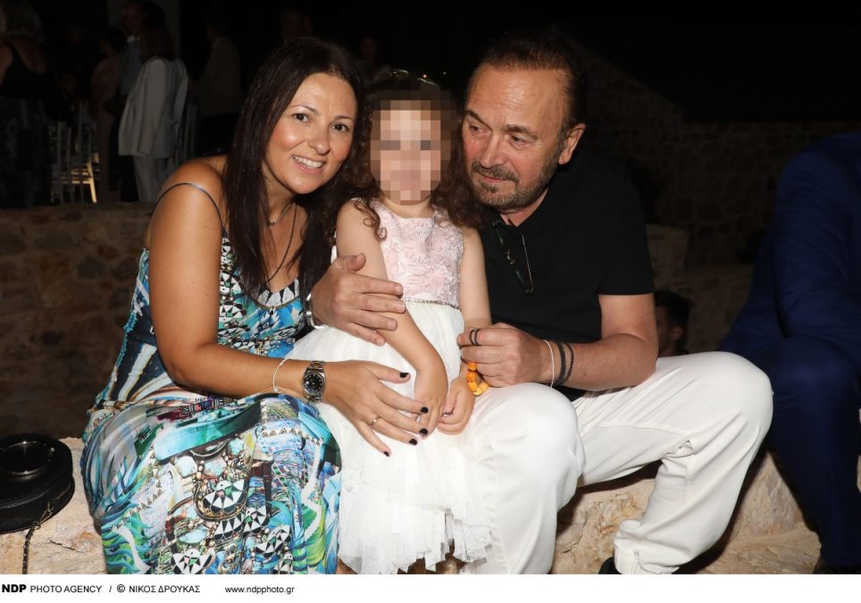 Σταμάτης Γονίδης: «Η σύζυγός μου είναι βράχος, εγώ είμαι κύμα, χτυπάω συνέχεια πάνω της και εκείνη υπομένει»