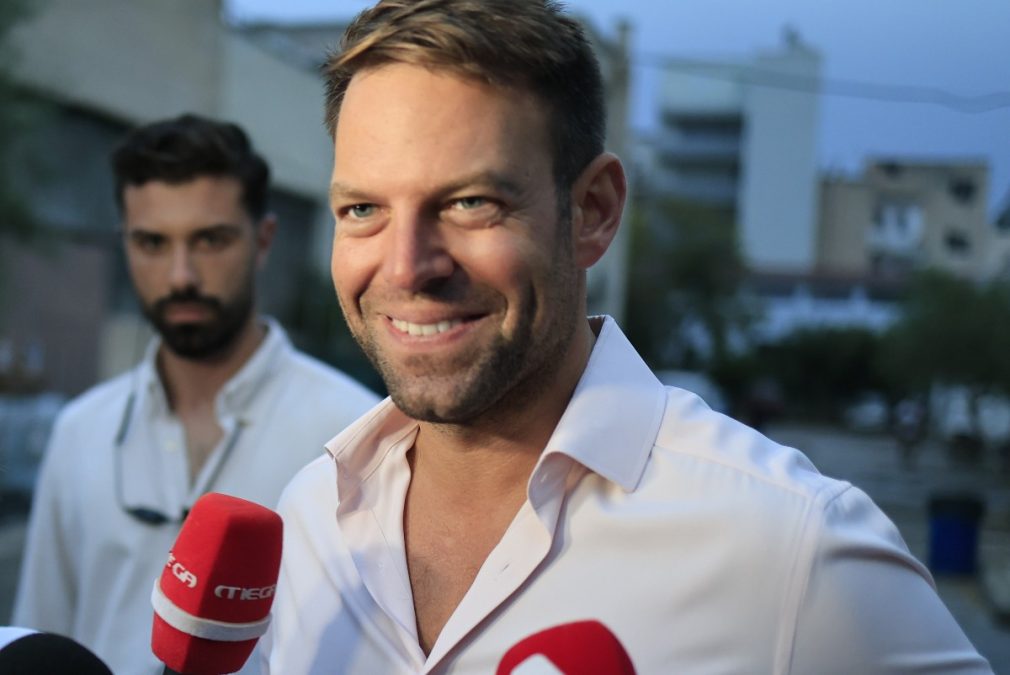 Ο Στέφανος Κασσελάκης μιλάει στις κάμερες (ΓΙΩΡΓΟΣ ΚΟΝΤΑΡΙΝΗΣ / EUROKINISSI)