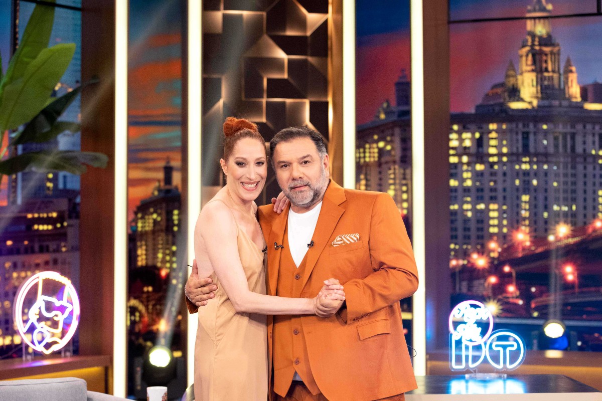 Η Κόρα Καρβούνη στο The 2Night Show