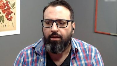 Βαγγέλης Βλάχος: Η συμβολική κίνηση με το εισιτήριο του νεκρού αδερφού του και η δωροκάρτα στον Κώστα Καραμανλή