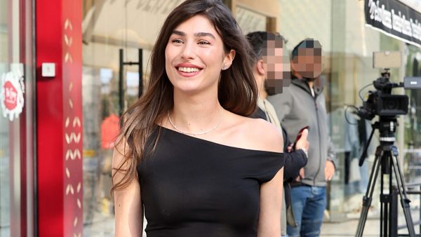 Χρύσα Μιχαλοπούλου: Ποζάρει με την αδερφή της, Όλγα, και είναι σαν δίδυμες