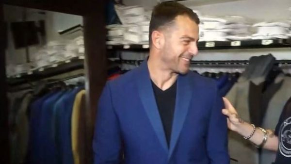 Ο Γιώργος Αγγελόπουλος κάνει πρόβα κουστουμιού