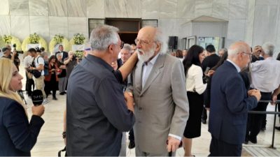 Ο Αλέξανδρος Λυκουρέζος στην κηδεία του Μίμη Πλέσσα