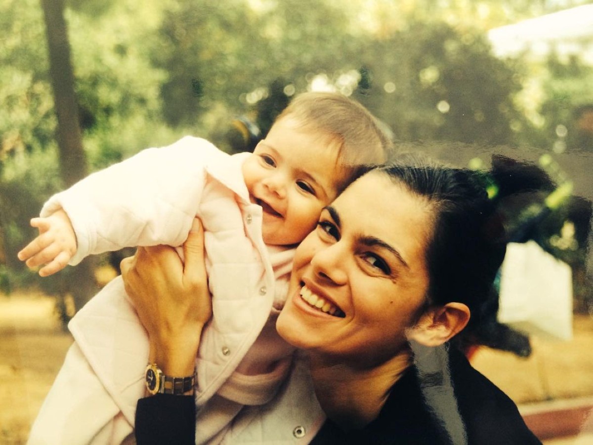 Παιδική φωτογραφία της Αλεξάνδρας Νίκα με τη μητέρα της