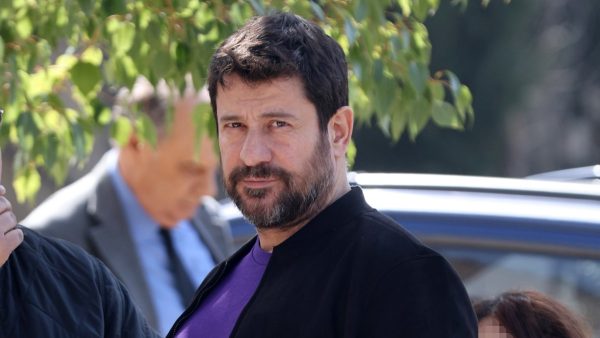 Ο Αλέξης Γεωργούλης στο Νεκροταφείο Παπάγου-Κηδεία Ηλία Λογοθέτη