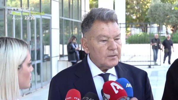 Ο Αλέξης Κούγιας μιλάει στις κάμερες.