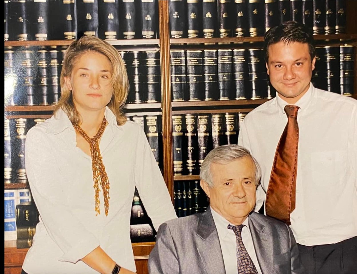 Ο Απόστολος Λύτρας με τον πατέρα και την αδελφή του