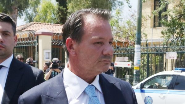 Ο Απόστολος Λύτρας έξω από το δικαστήριο