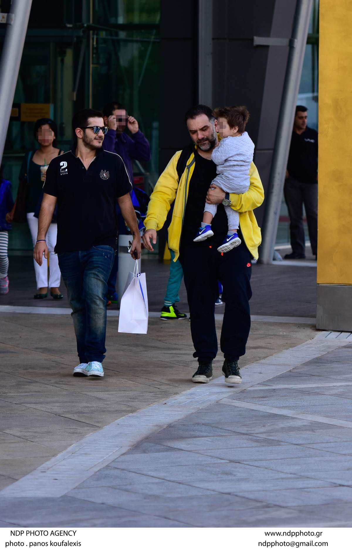 Ο Γρηγόρης Αρναούτογλου με το γιο του