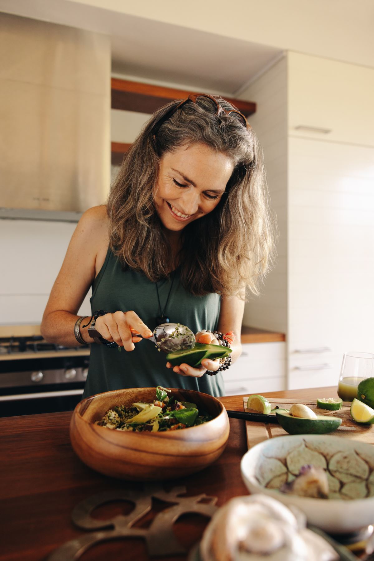 γυναίκα τρώει αβοκάντο για χάσιμο λίπους στην κοιλιά